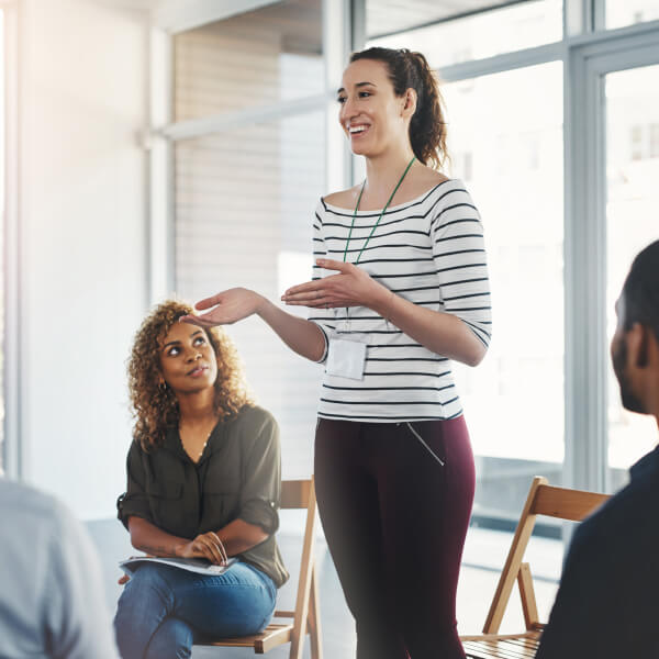 Une discussion inspirante entre un coach et son client dans un bureau lumineux, illustrant l'accompagnement vers le succès.