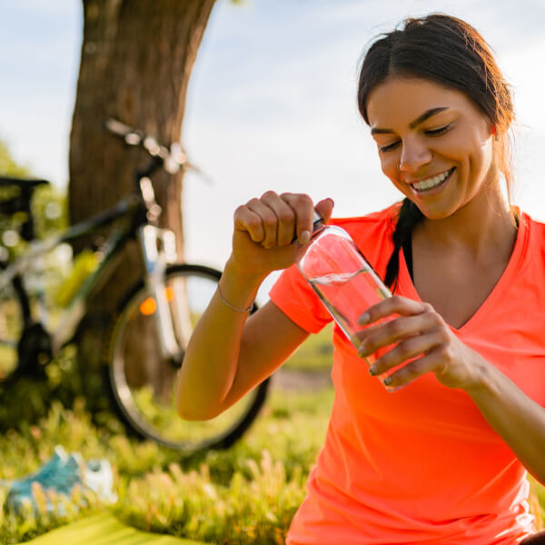 Une personne étudiant avec concentration devant un ordinateur, entourée de livres et de notes pour approfondir ses connaissances.